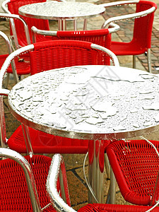 雨水中的啤酒园咖啡馆桌子下雨天气空气餐厅椅子图片