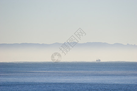 清晨雾海岸薄雾天空海洋丘陵背景图片