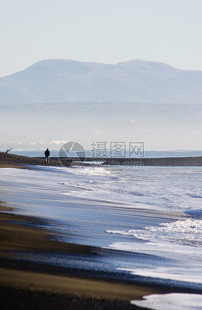 早起步行流浪汉天空丘陵海洋薄雾海岸图片