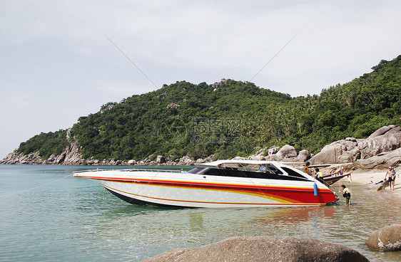 游快艇浮潜呼吸管海岸线海岸岩石支撑潜水海洋海滩编队图片