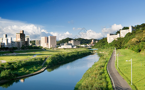 河流附近房屋的城市景观旅游住房场景公园财产住宅建筑学花园旅行天空图片