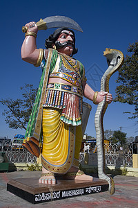 印度Chamundi山上的魔神Mahishasura雕像图片