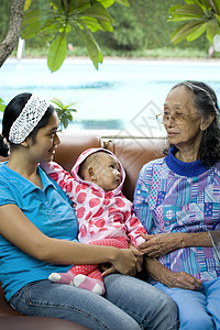 家庭团聚微笑退休女士妈妈女性祖母女儿女孩孩子父母图片