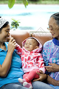 幸福家庭微笑祖母退休女儿孩子乐趣孩子们女孩妈妈父母图片