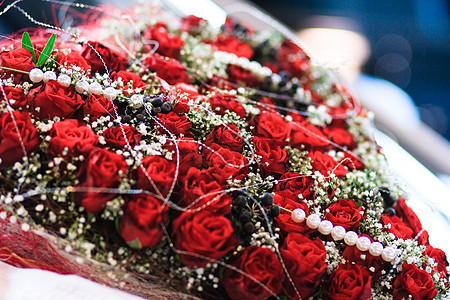 以心形形状的玫瑰 在漂亮的背景背景上婚姻反射装饰品纪念日婚礼情感紫色庆典花束周年图片