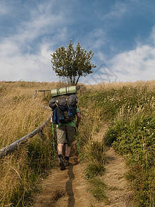 山区登山休闲草地小路男性男人背包旅游旅行远足抛光图片