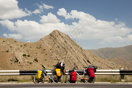 两辆自行车顶峰游览旅行天空峡谷路线旅游抛光假期红色图片