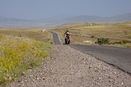 骑自行车的男子旅游假期旅行男人游览国家冒险沥青帽子娱乐图片