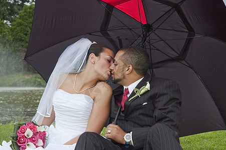 已婚夫妇微笑压痛公园幸福感情青年婚礼女性夫妻接吻背景图片