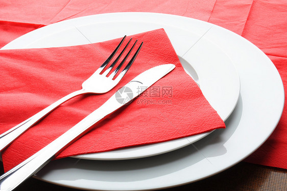 不锈叉和刀盘子厨房午餐桌子餐具银器红色菜肴餐厅食物图片