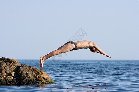 跳跃自由海洋暴跌游泳青年冒险男人运动生活娱乐图片