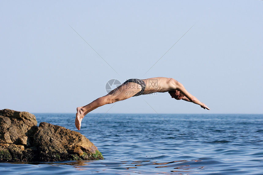 跳跃自由海洋暴跌游泳青年冒险男人运动生活娱乐图片