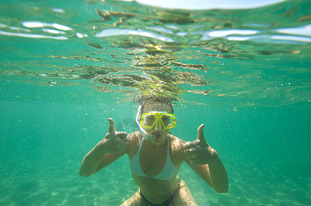 下潜世界享受女士潜水浮潜假期游泳衣海洋女孩风镜背景图片