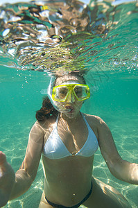 下潜世界潜水女士风镜浮潜女孩假期游泳衣享受海洋图片