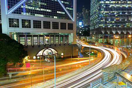 晚上在香港高峰小时商业摩天大楼街道房子高楼经济公司带子图片