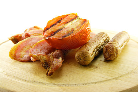 木板上烹饪早餐物品盘子服务香肠猪肉生活红色食物餐厅午餐油炸图片