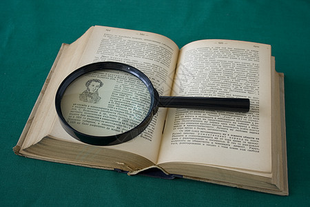 旧书和放大镜白色侦探工具探险家光学镜片阅读学习调查检查图片