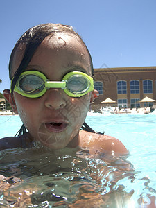 小男孩在游泳池玩得开心孩子们童年膀子孩子微笑游泳游泳者假期乐趣闲暇图片