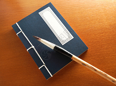 中文书本和笔刷艺术黄色文化写作棕色木头刷子蓝色材料字母图片