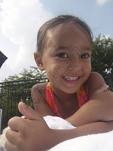 小女孩在社区游泳池玩得开心游泳生活游泳者孩子们水池闲暇乐趣童年女孩图片
