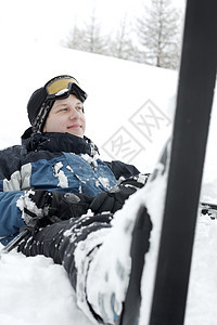 滑雪者微笑男性享受假期旅行活动山脉喜悦男生运动图片