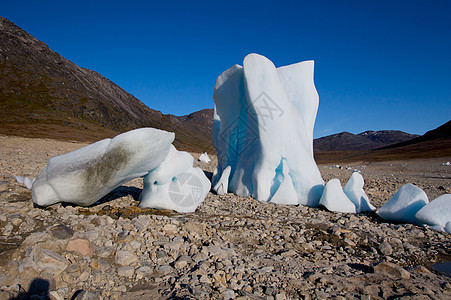 冰山在干涸的湖中环境石头白色烘干蓝色气候干旱岩石荒地天空图片