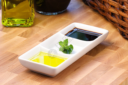 橄榄油和碱性醋香脂篮子木板处女餐具木头图片