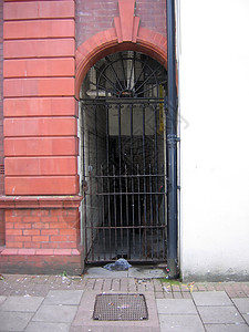 老旧门黑色老门英语拱形黑门入口铁门图片