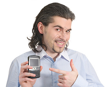 年轻英俊的雄男性指着他的电话微笑男人棕色白色头发衬衫商业青年图片