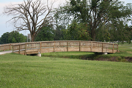 公园桥棕色棕木溪流背景图片