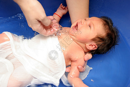 女孩在她母亲的浴缸里保健新生淋浴母性孩子护理浴室洗澡妈妈婴儿图片