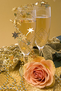 黄色香槟玫瑰香槟和玫瑰黄色酒精玻璃植物群背景