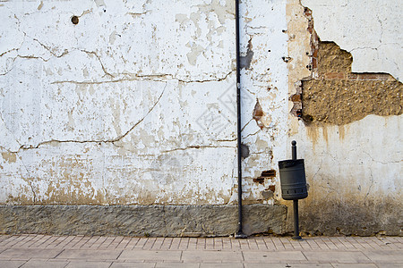 旧街有生锈的墙壁仓库建筑学孤独建筑垃圾桶石头城市通道垃圾灰色图片