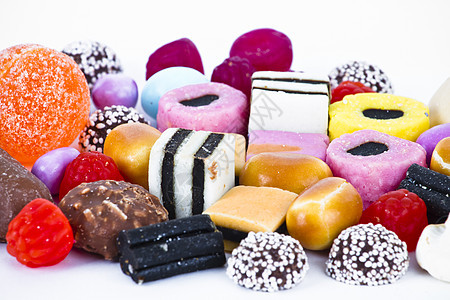许多糖果在白色背景上 甘蔗颜色焦糖派对水晶便利花絮欢乐糖衣紫色食物甜点图片
