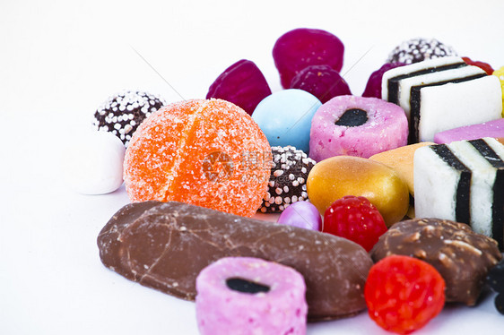 许多糖果在白色背景上 甘蔗颜色糖衣橡皮糖便利欢乐水晶派对花絮甜点牙龈巧克力图片