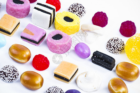 白背景上有很多糖果 鲜花零食甜点糖衣牙龈紫色巧克力花絮派对幸福欢乐催肥图片