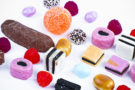 白背景上有很多糖果 鲜花零食幸福欢乐多样性甜点焦糖糖衣食物橡皮糖团体紫色图片