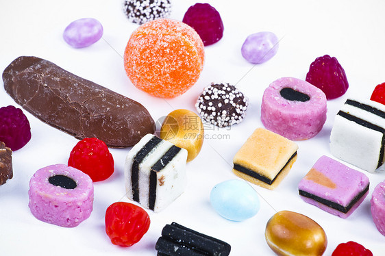 白背景上有很多糖果 鲜花零食幸福欢乐多样性甜点焦糖糖衣食物橡皮糖团体紫色图片