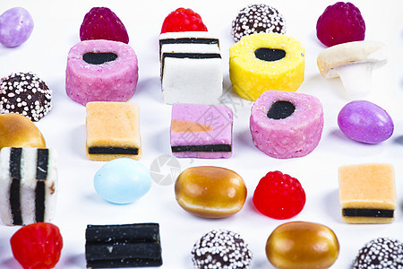 许多糖果在白色背景上 甘蔗颜色团体甜点派对焦糖幸福花絮牙龈多样性食物橡皮糖图片