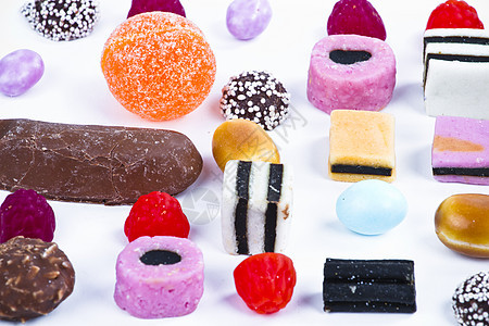 白背景上有很多糖果 鲜花零食团体甜点便利糖衣橡皮糖欢乐水晶多样性食物紫色图片