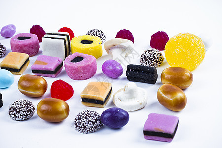 白背景上有很多糖果 鲜花零食多样性便利水晶欢乐糖衣巧克力食物乐趣花絮橡皮糖图片