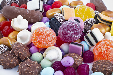 白背景上有很多糖果 鲜花零食糖衣巧克力食物橡皮糖多样性甜点牙龈果味焦糖派对图片