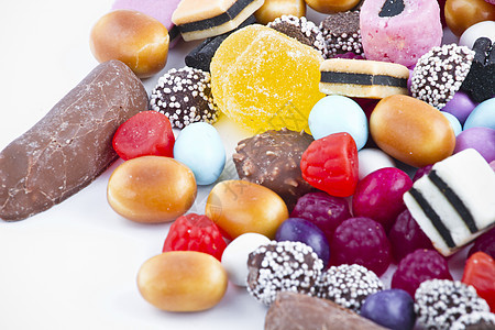 白背景上有很多糖果 鲜花零食欢乐牙龈花絮团体便利紫色幸福食物果味派对图片