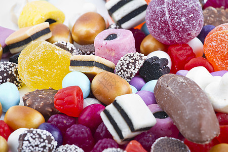 白背景的糖果山紫色乐趣甜点食物催肥巧克力牙龈多样性果味幸福图片