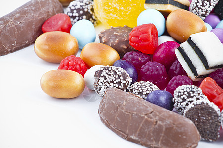 白背景上有很多糖果 鲜花零食甜点橡皮糖欢乐幸福巧克力乐趣紫色焦糖牙龈派对图片