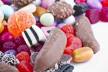 白背景上有很多糖果 鲜花零食催肥花絮水晶幸福巧克力果味橡皮糖多样性乐趣焦糖图片