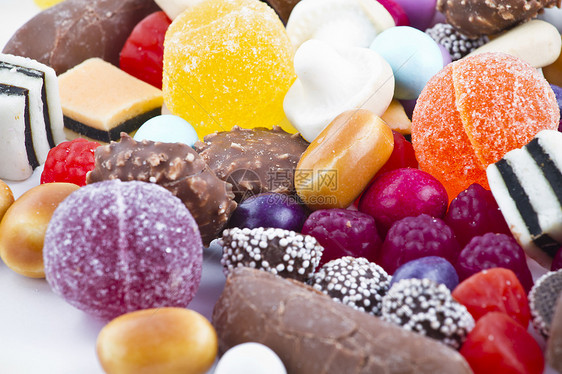 白背景上有很多糖果 鲜花零食水晶牙龈幸福果味便利紫色食物糖衣花絮催肥图片