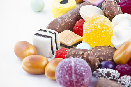 白背景上有很多糖果 鲜花零食焦糖食物甜点乐趣紫色水晶糖衣欢乐巧克力幸福图片