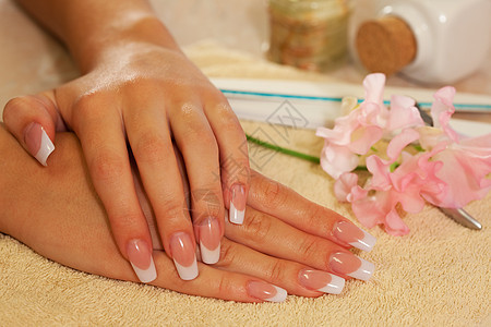 法国美甲女青年手的指甲桌子福利治疗美容院美甲师女孩美容师白色抛光手指图片
