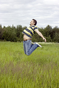男人跳到草地上图片